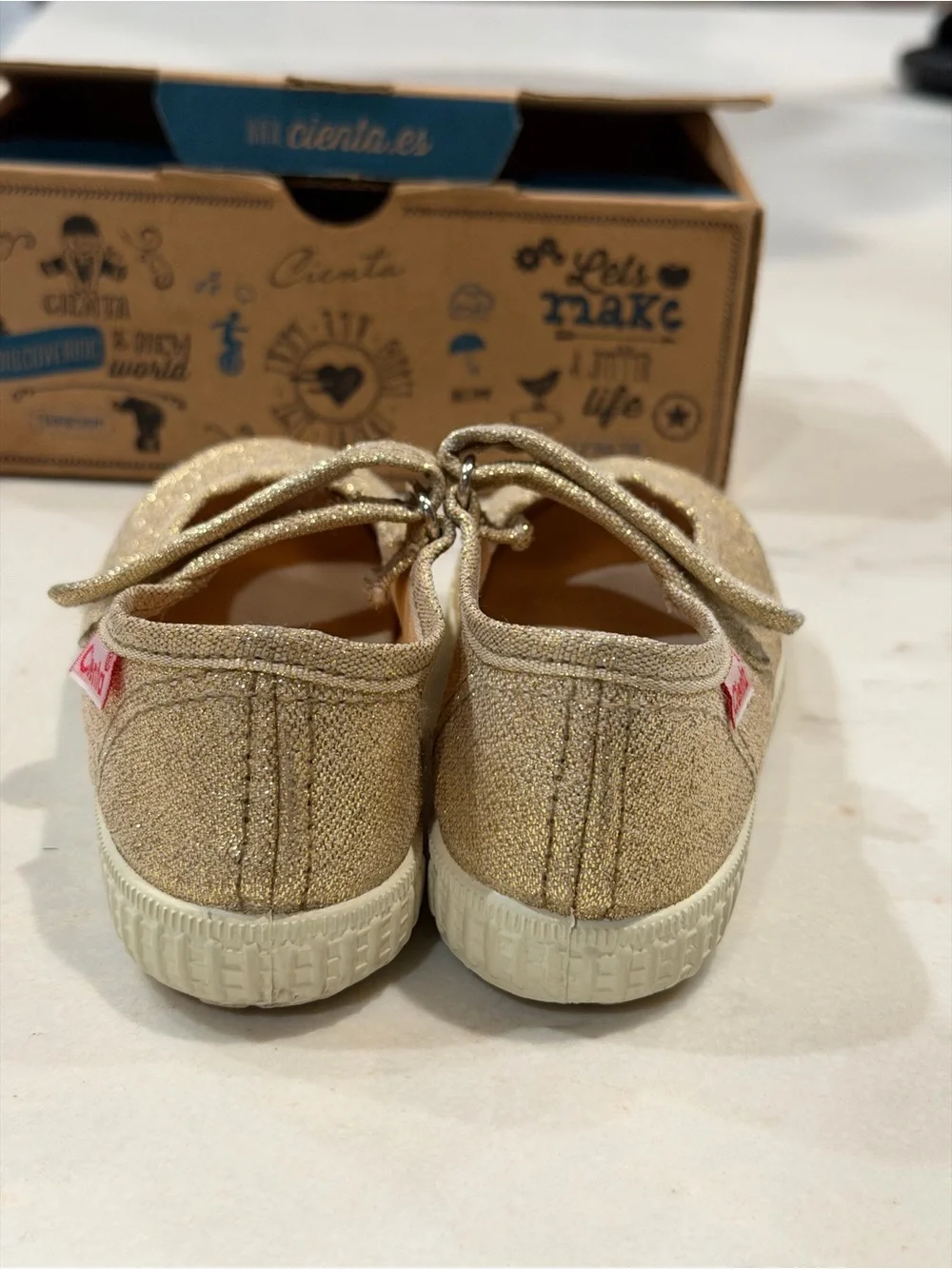 Cienta Gold Glitter Mary Jane Sandals for Kids